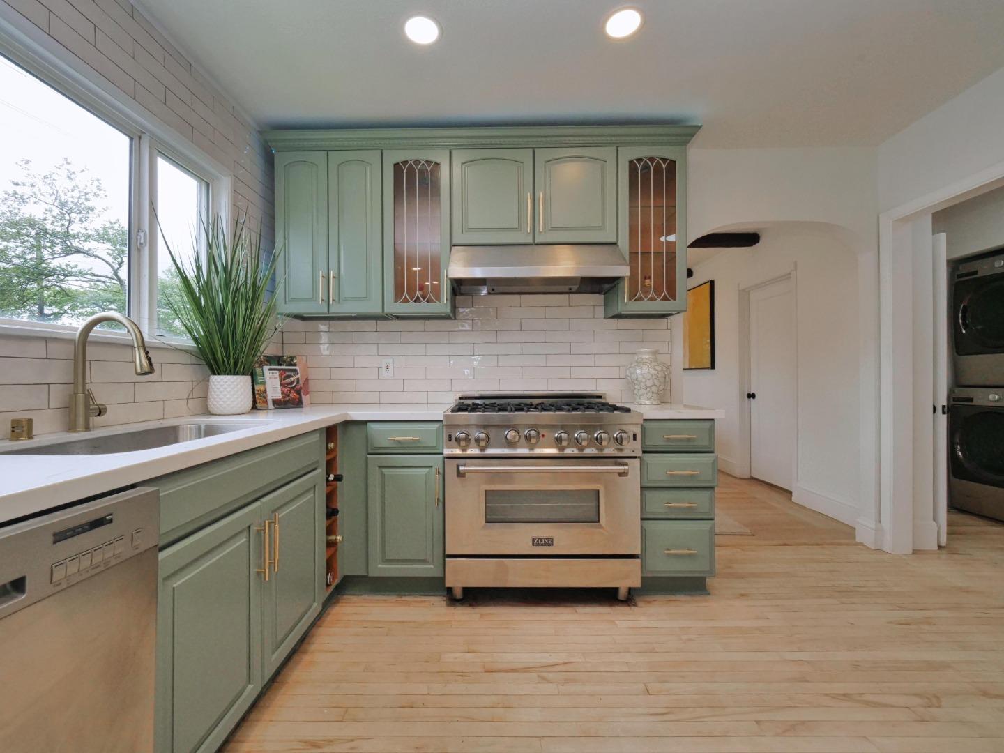 Detail Gallery Image 17 of 33 For 3000 56th Ave, Oakland,  CA 94605 - 4 Beds | 2 Baths