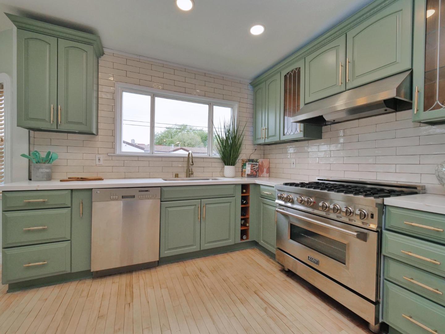 Detail Gallery Image 9 of 33 For 3000 56th Ave, Oakland,  CA 94605 - 4 Beds | 2 Baths