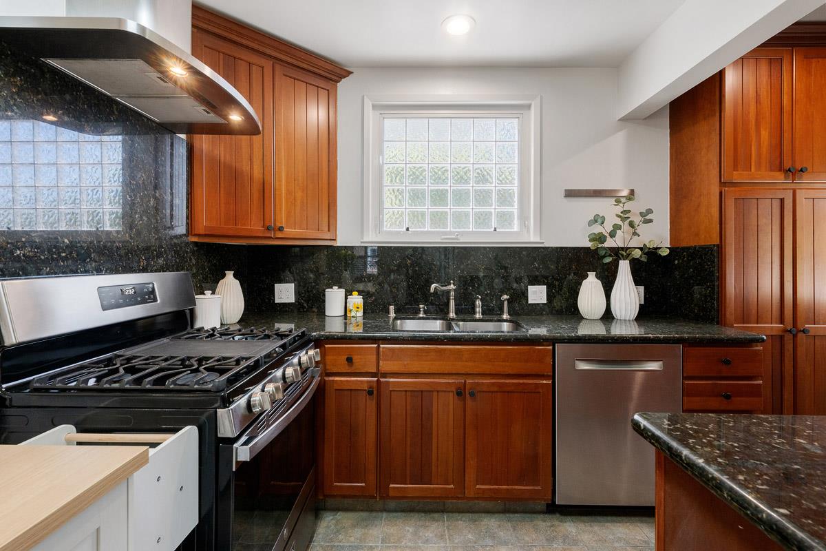 Detail Gallery Image 19 of 60 For 1111 Laguna Ave, Burlingame,  CA 94010 - 6 Beds | 4 Baths