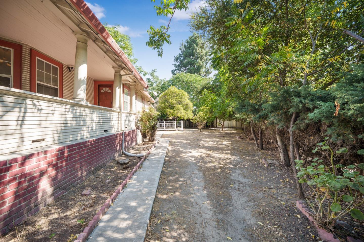 Detail Gallery Image 4 of 32 For 674 S 5th St, San Jose,  CA 95112 - 3 Beds | 3/1 Baths