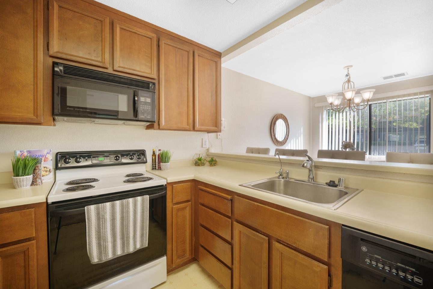 Detail Gallery Image 9 of 26 For 1204 La Terrace Cir, San Jose,  CA 95123 - 2 Beds | 1 Baths