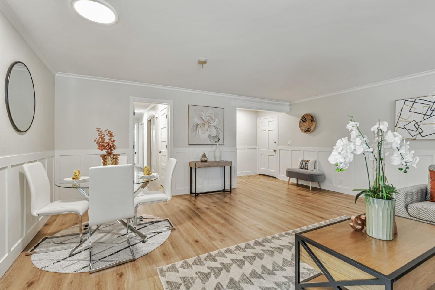 Detail Gallery Image 5 of 19 For 1935 Mount Vernon Ct #1,  Mountain View,  CA 94040 - 2 Beds | 2 Baths