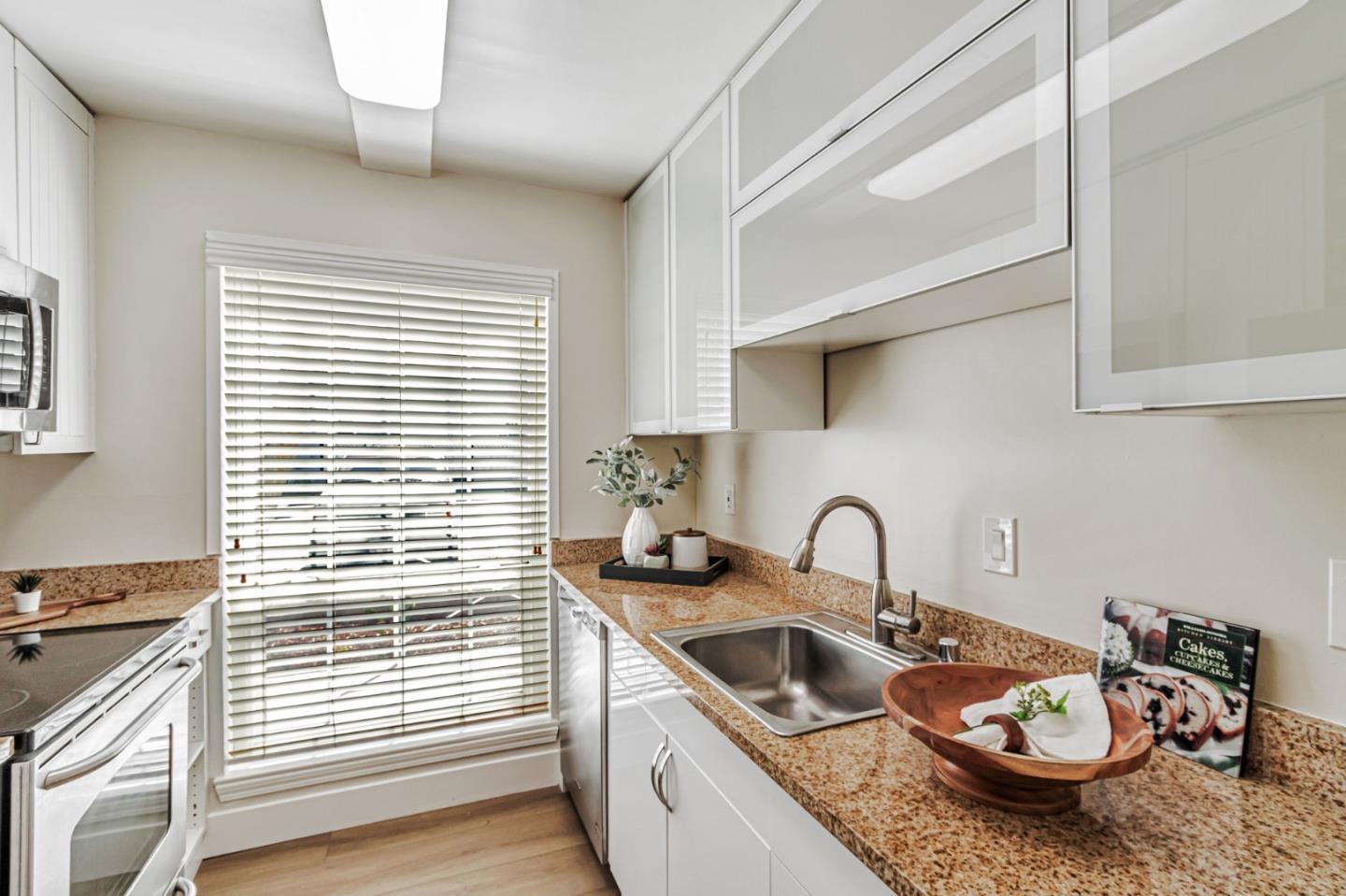 Detail Gallery Image 6 of 19 For 1935 Mount Vernon Ct #1,  Mountain View,  CA 94040 - 2 Beds | 2 Baths
