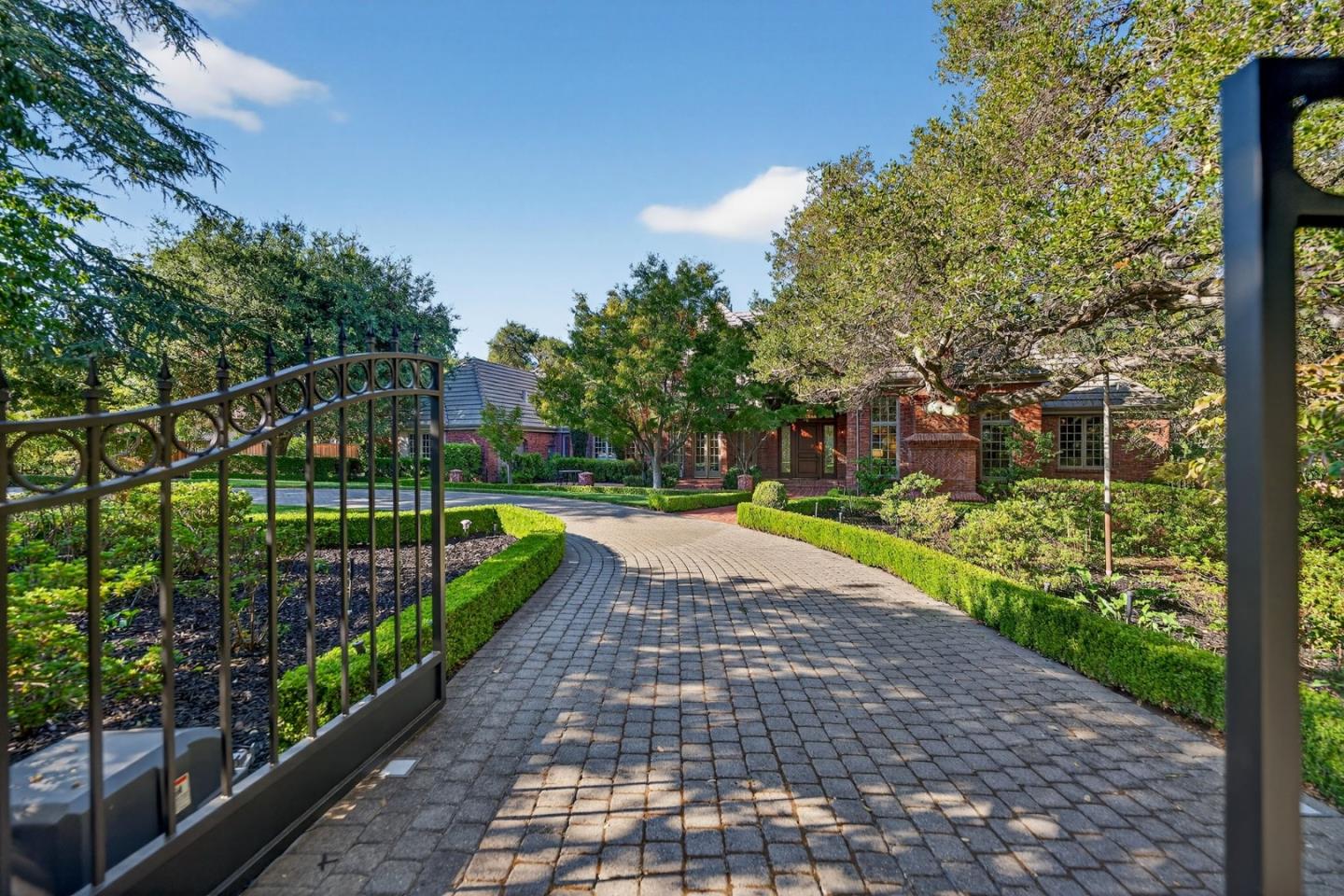 Detail Gallery Image 2 of 37 For 19825 Douglass Ln, Saratoga,  CA 95070 - 4 Beds | 5/1 Baths