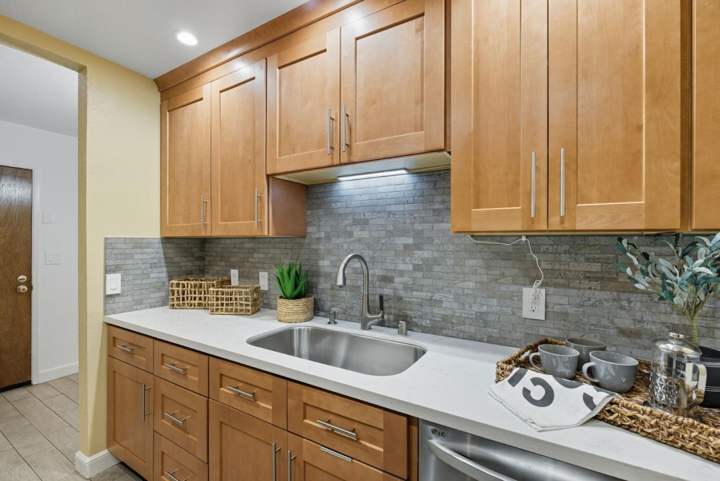 Detail Gallery Image 10 of 30 For 2000 Rock St #7,  Mountain View,  CA 94043 - 2 Beds | 1 Baths