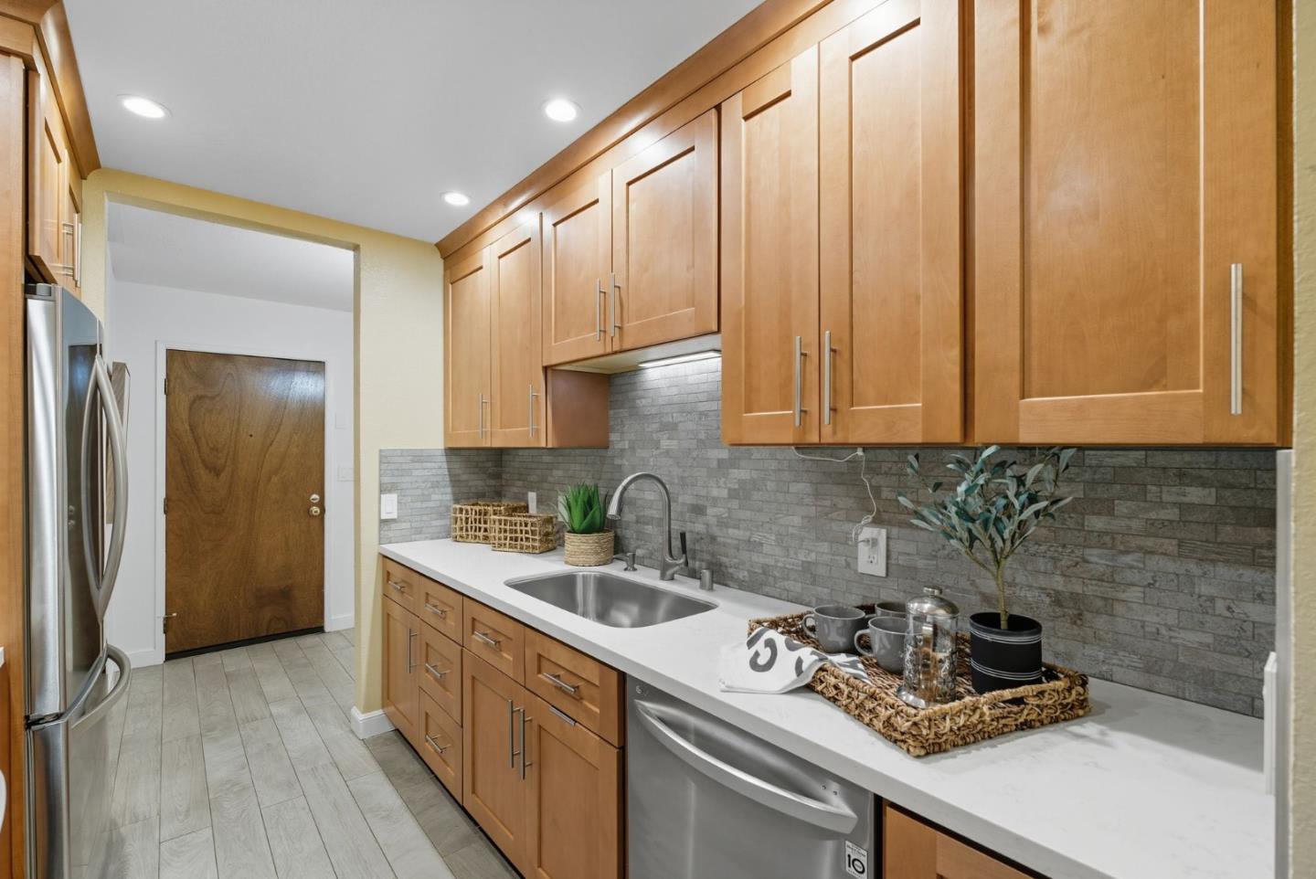 Detail Gallery Image 8 of 30 For 2000 Rock St #7,  Mountain View,  CA 94043 - 2 Beds | 1 Baths