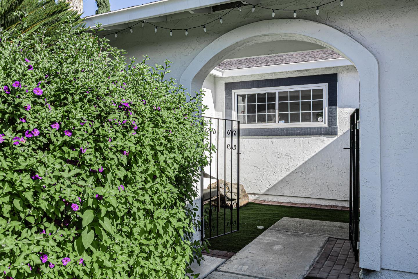 Detail Gallery Image 4 of 25 For 731 Los Huecos Dr, San Jose,  CA 95123 - 4 Beds | 2 Baths
