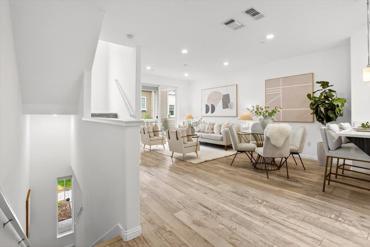 Detail Gallery Image 10 of 31 For 125 Orbit Way, Mountain View,  CA 94043 - 3 Beds | 2/1 Baths