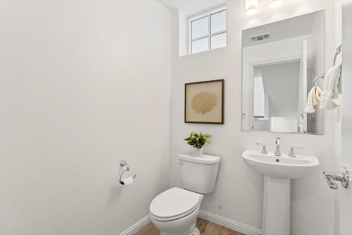 Detail Gallery Image 11 of 31 For 125 Orbit Way, Mountain View,  CA 94043 - 3 Beds | 2/1 Baths