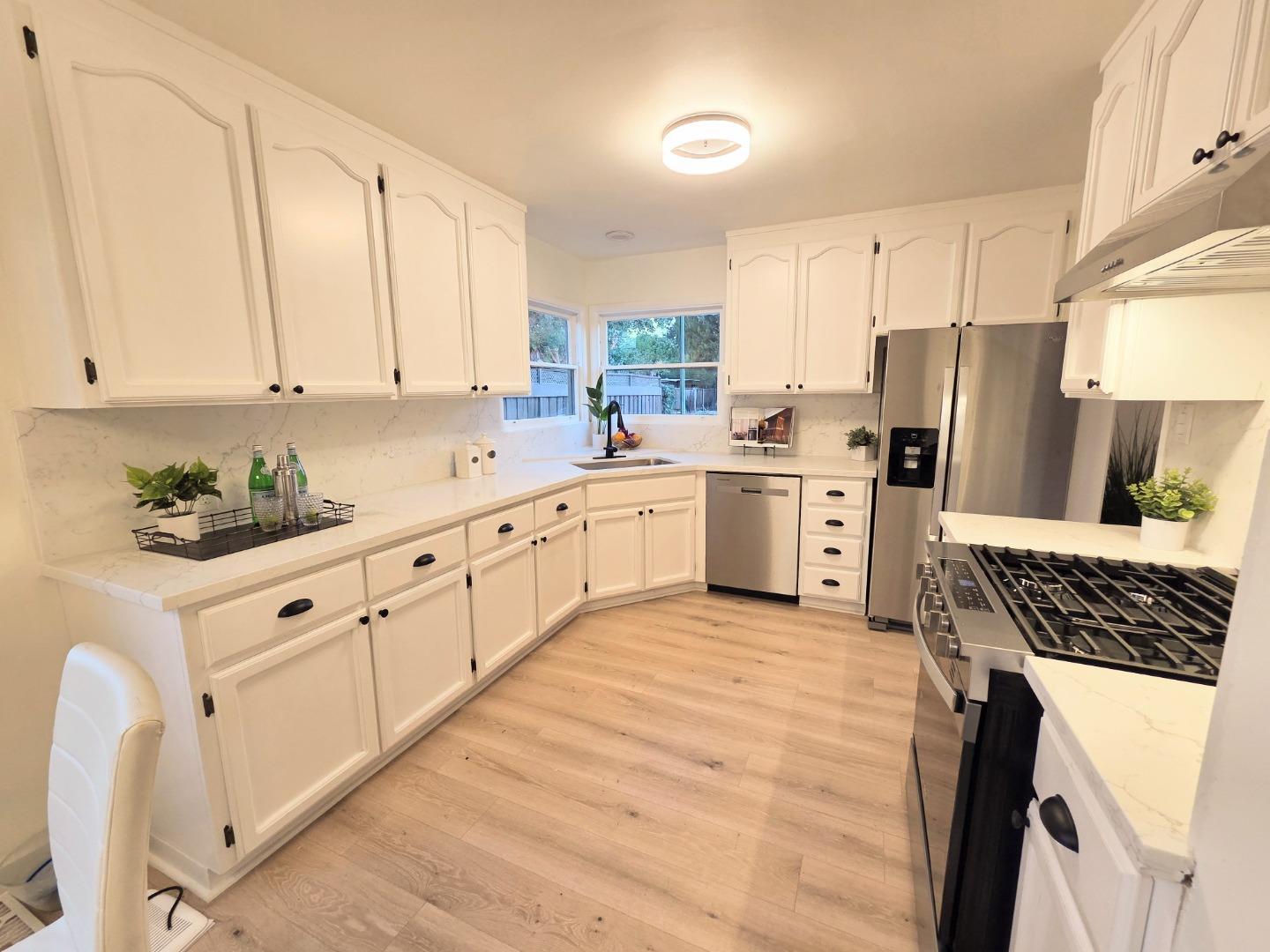 Detail Gallery Image 2 of 22 For 3523 Kirkwood Dr, San Jose,  CA 95117 - 2 Beds | 1 Baths