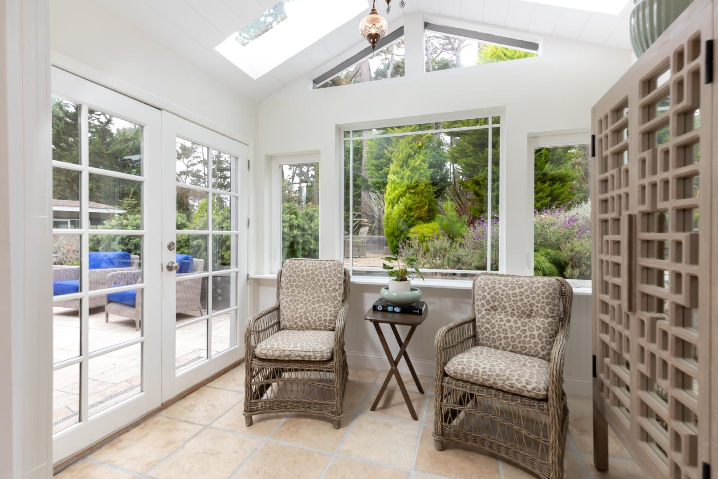 Detail Gallery Image 15 of 43 For 4106 Crest Rd, Pebble Beach,  CA 93953 - 3 Beds | 2/1 Baths