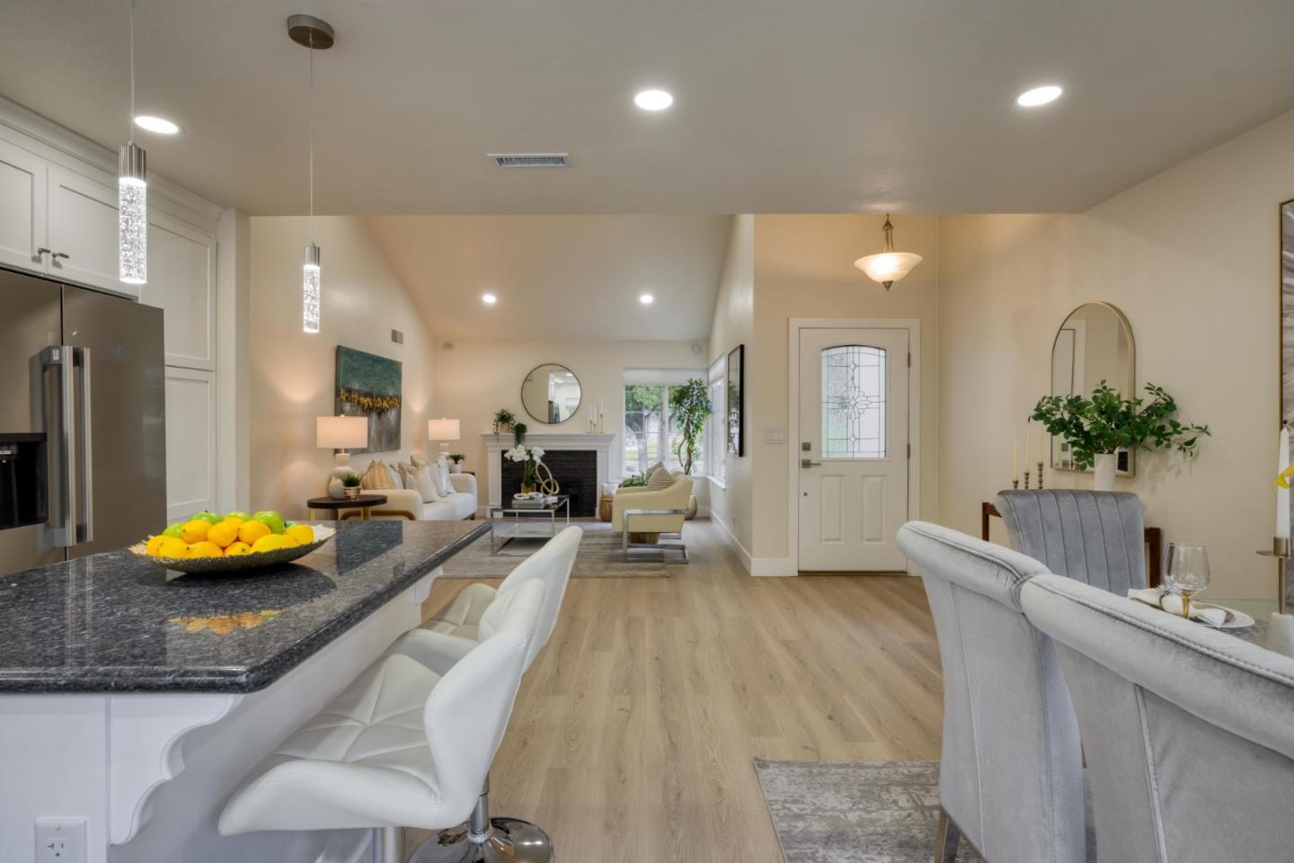 Detail Gallery Image 4 of 24 For 471 Tovar Dr, San Jose,  CA 95123 - 4 Beds | 2 Baths