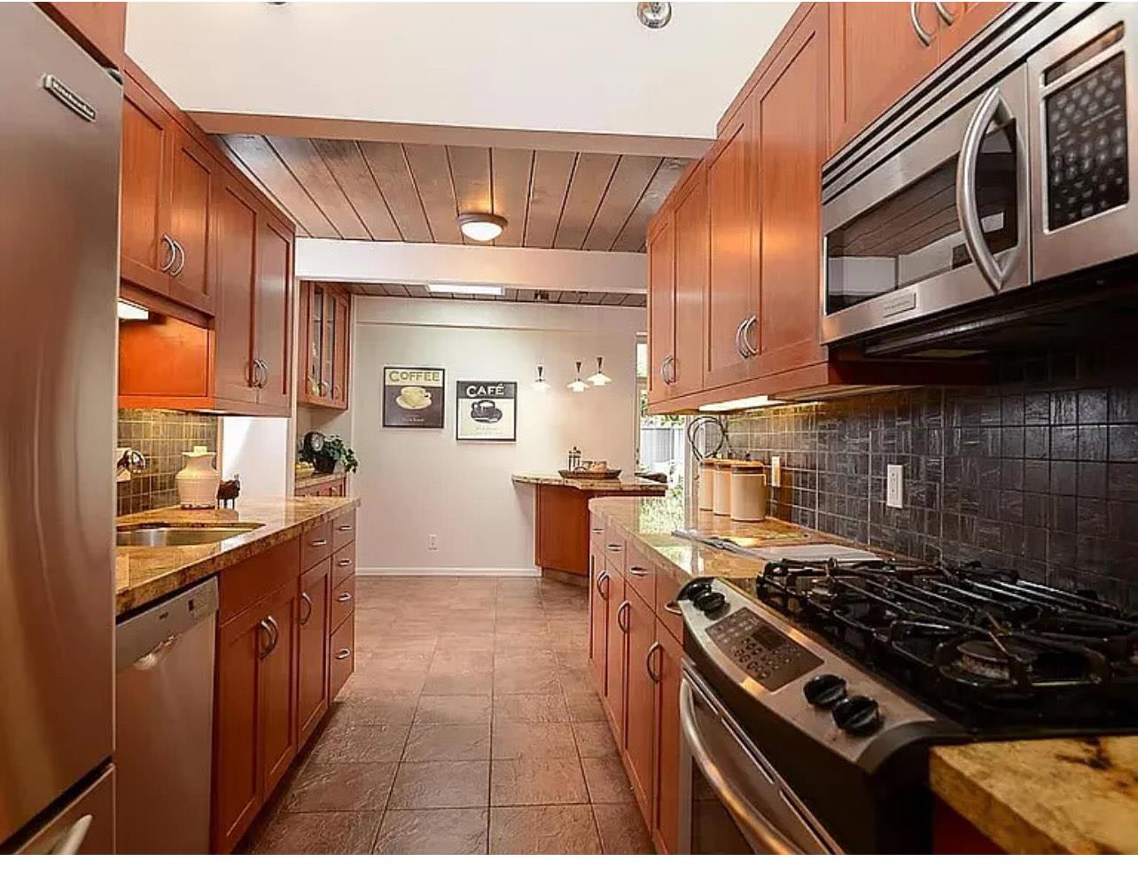 Detail Gallery Image 10 of 33 For 643 Wildwood Ln, Palo Alto,  CA 94303 - 3 Beds | 3 Baths