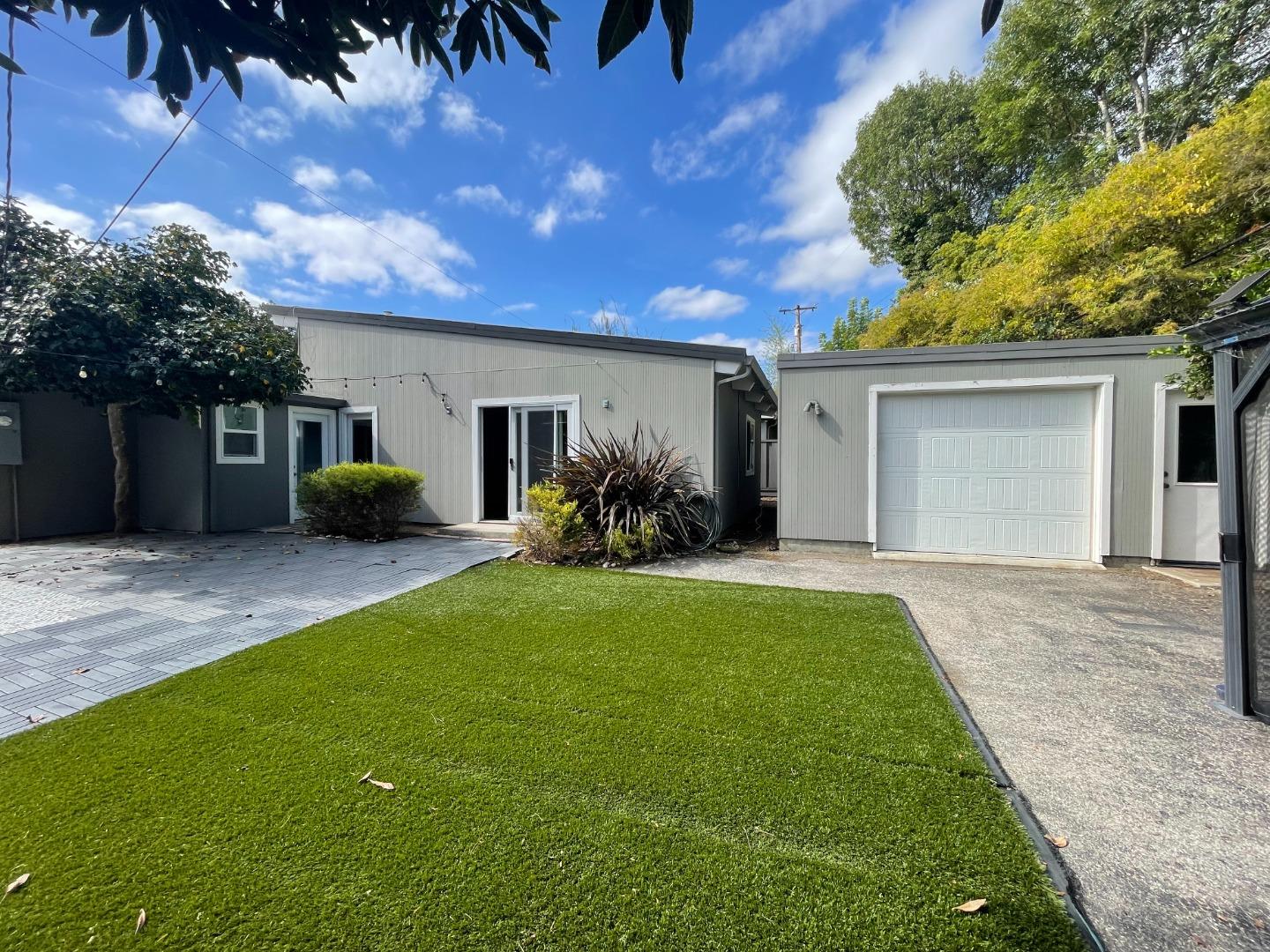 Detail Gallery Image 2 of 33 For 643 Wildwood Ln, Palo Alto,  CA 94303 - 3 Beds | 3 Baths