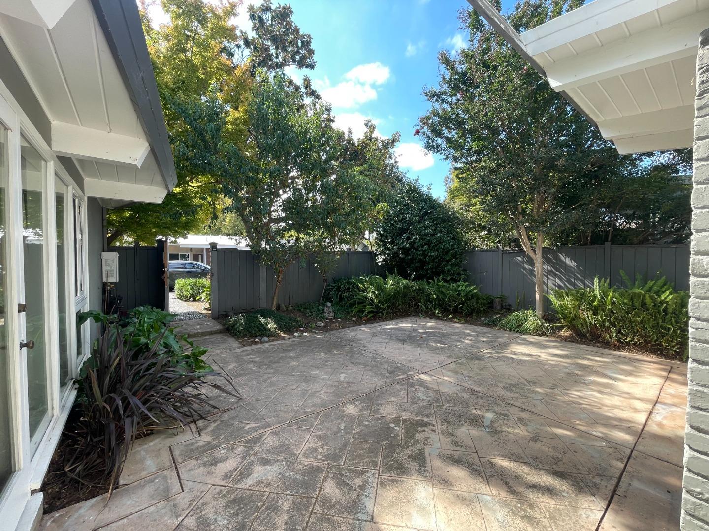 Detail Gallery Image 24 of 33 For 643 Wildwood Ln, Palo Alto,  CA 94303 - 3 Beds | 3 Baths