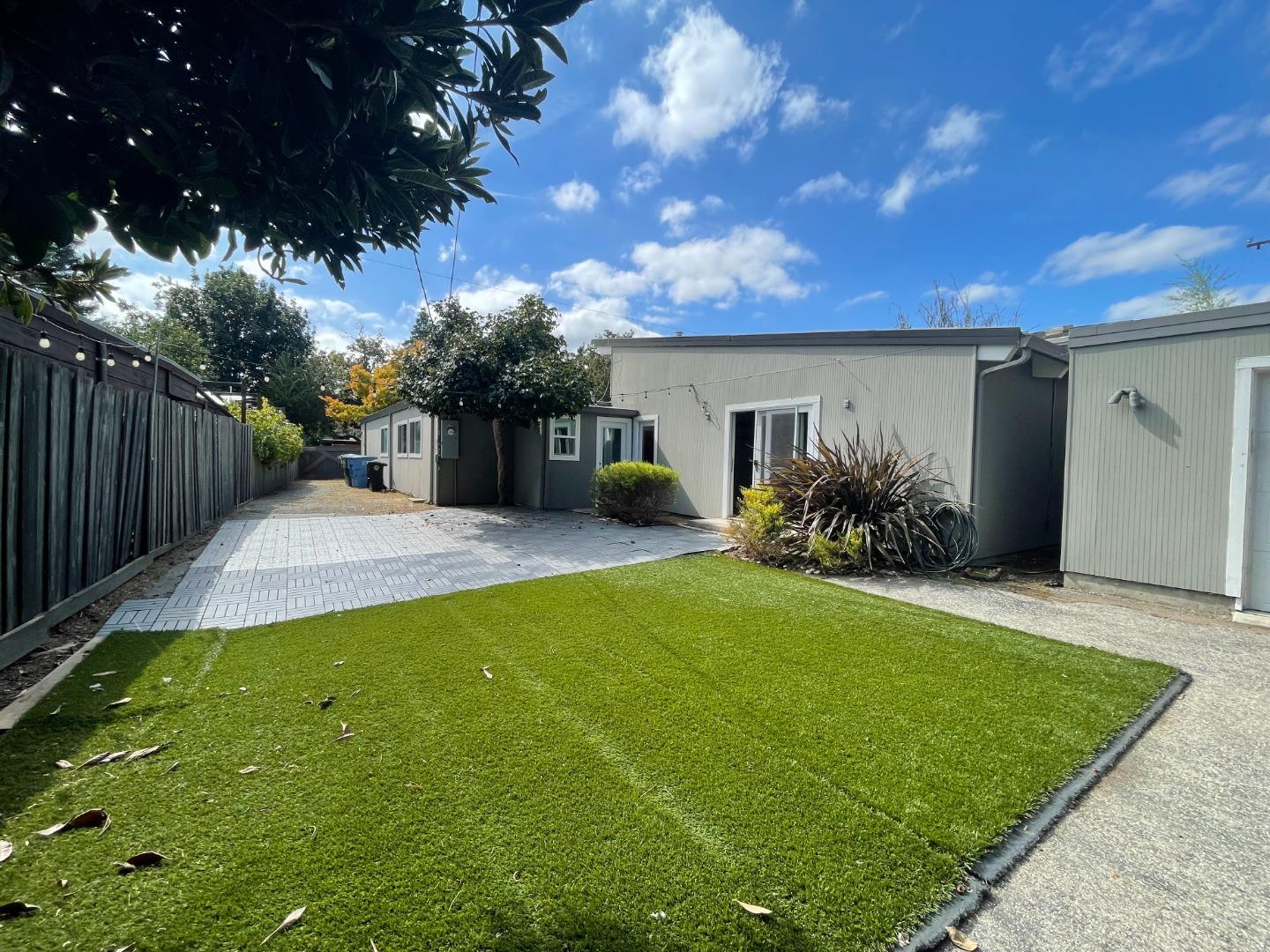 Detail Gallery Image 4 of 33 For 643 Wildwood Ln, Palo Alto,  CA 94303 - 3 Beds | 3 Baths