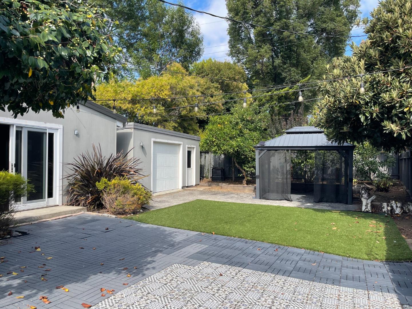 Detail Gallery Image 5 of 33 For 643 Wildwood Ln, Palo Alto,  CA 94303 - 3 Beds | 3 Baths