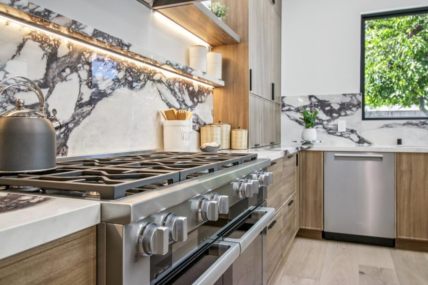 Detail Gallery Image 23 of 141 For 14361 Lenray Ln, San Jose,  CA 95124 - 5 Beds | 4 Baths