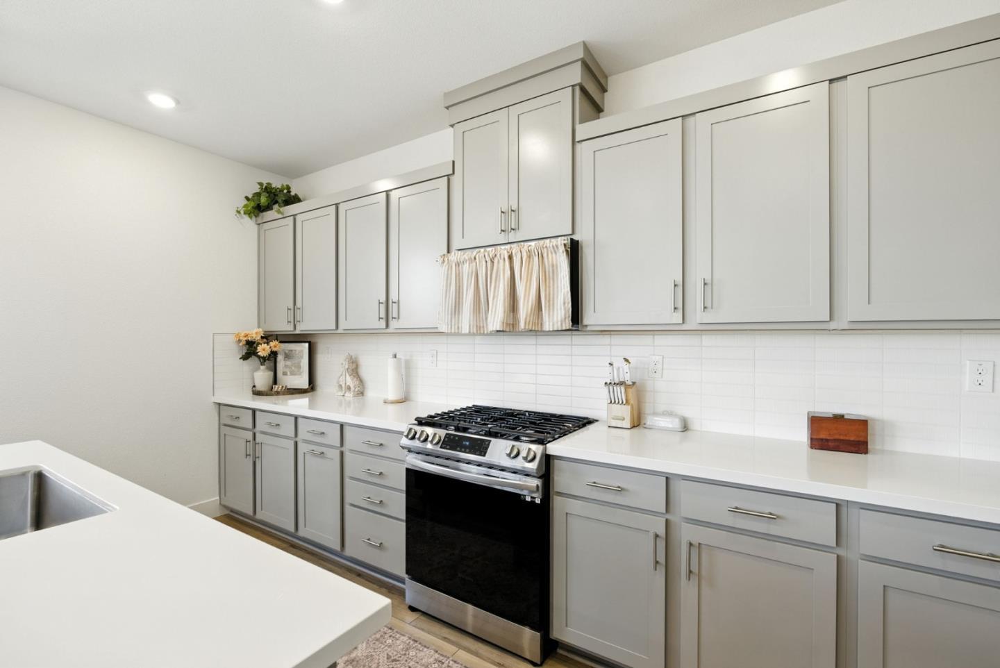 Detail Gallery Image 15 of 64 For 1900 Lotus Ct, Hollister,  CA 95023 - – Beds | – Baths