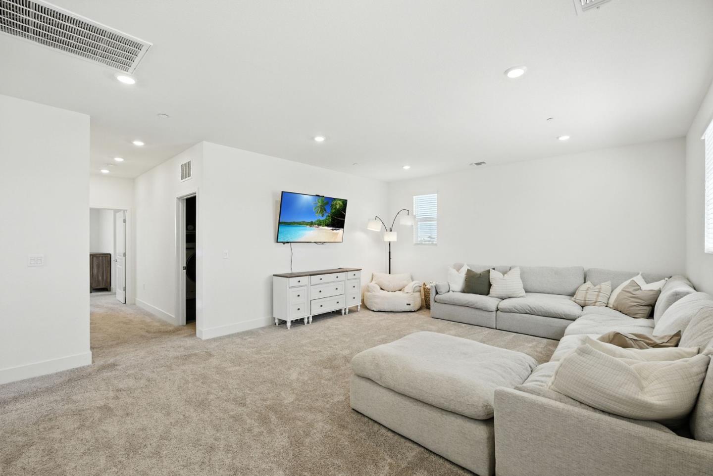 Detail Gallery Image 27 of 64 For 1900 Lotus Ct, Hollister,  CA 95023 - – Beds | – Baths