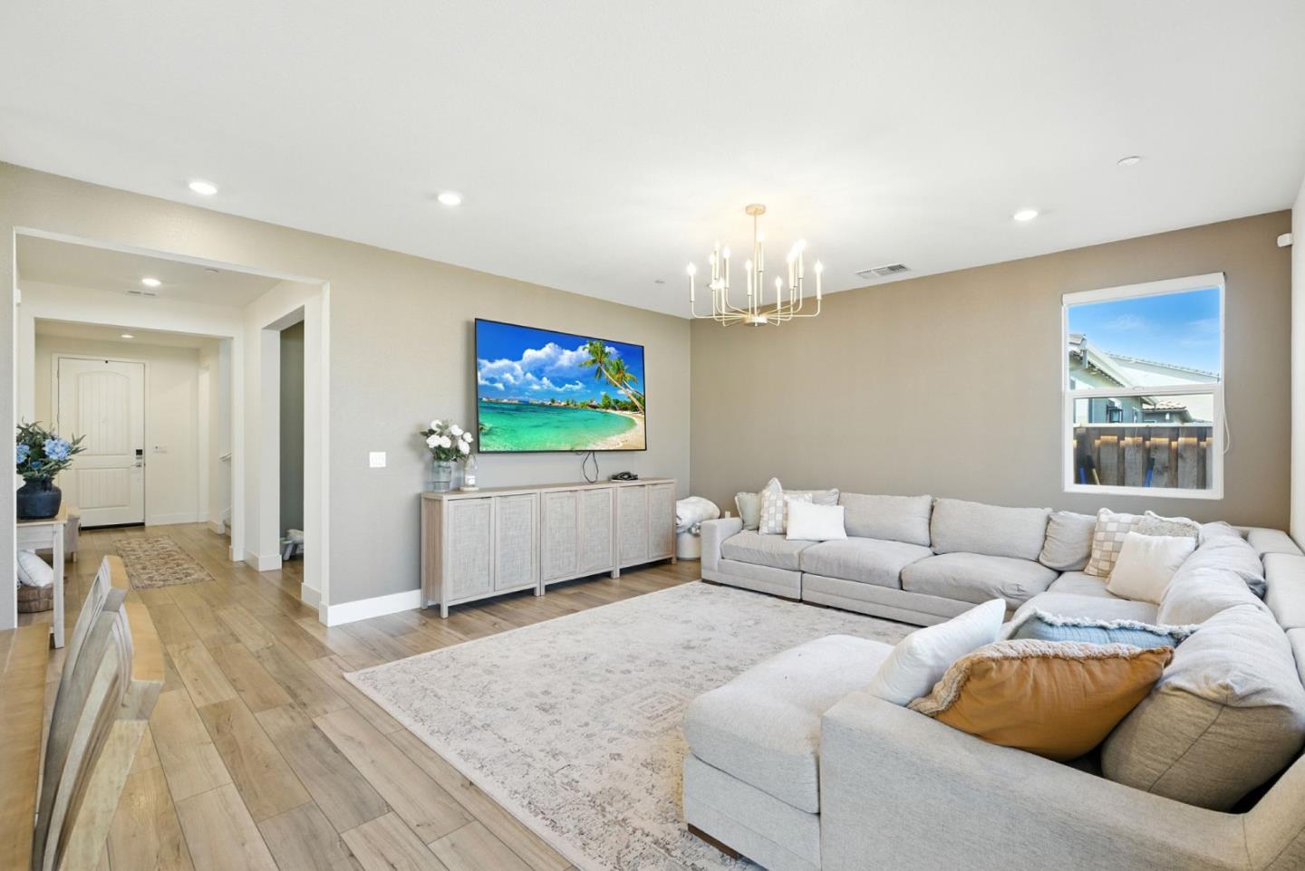 Detail Gallery Image 7 of 64 For 1900 Lotus Ct, Hollister,  CA 95023 - – Beds | – Baths