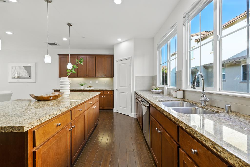 Detail Gallery Image 7 of 36 For 541 Holthouse Ter, Sunnyvale,  CA 94087 - 4 Beds | 3/1 Baths