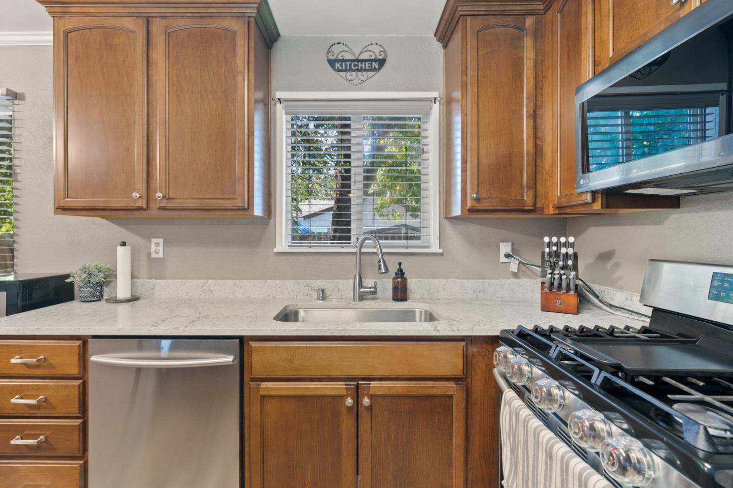Detail Gallery Image 10 of 50 For 5367 Rosswood Ln, Redding,  CA 96001 - 4 Beds | 2 Baths