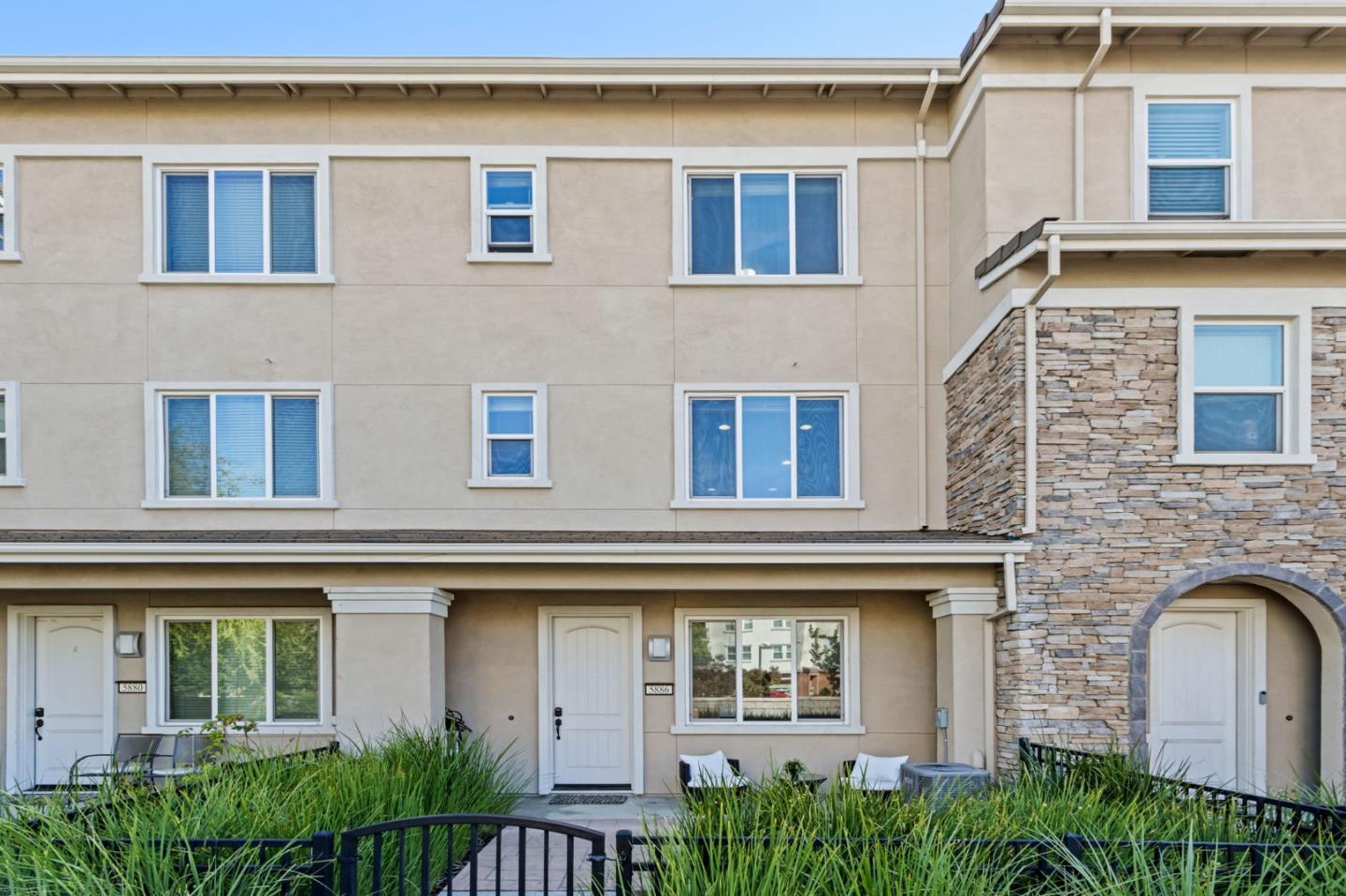 Front Image Thumbnail for ML82022391