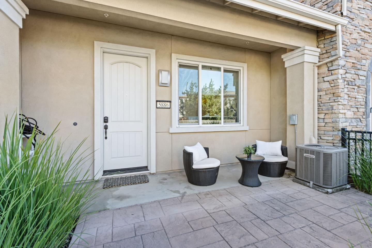 Detail Gallery Image 2 of 40 For 5886 Smoky Quartz Loop, San Jose,  CA 95123 - 3 Beds | 3/1 Baths