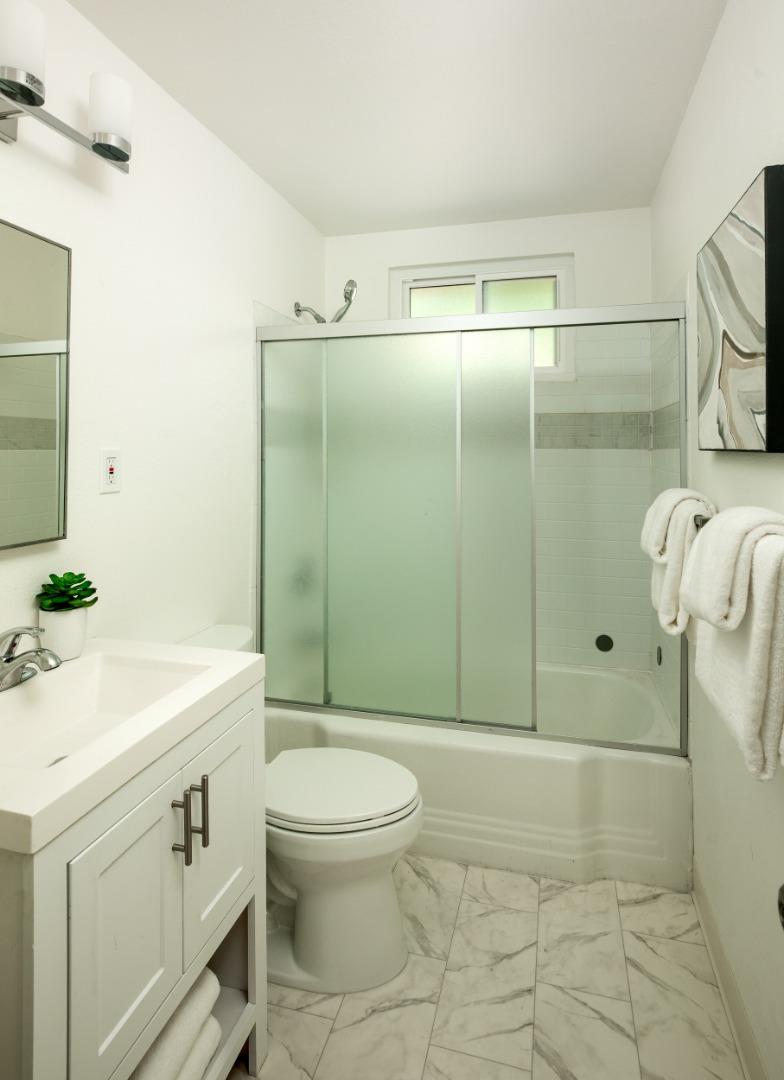 Detail Gallery Image 13 of 25 For 1840 Santa Cruz Ave, Menlo Park,  CA 94025 - 4 Beds | 3 Baths