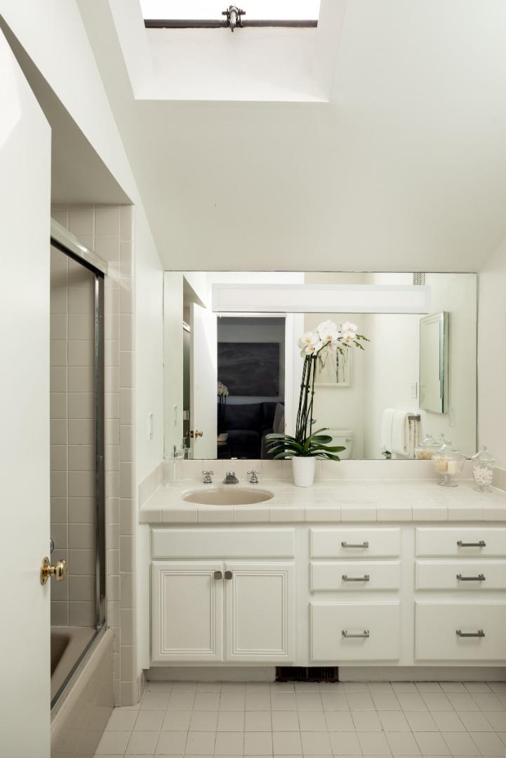 Detail Gallery Image 17 of 25 For 1840 Santa Cruz Ave, Menlo Park,  CA 94025 - 4 Beds | 3 Baths