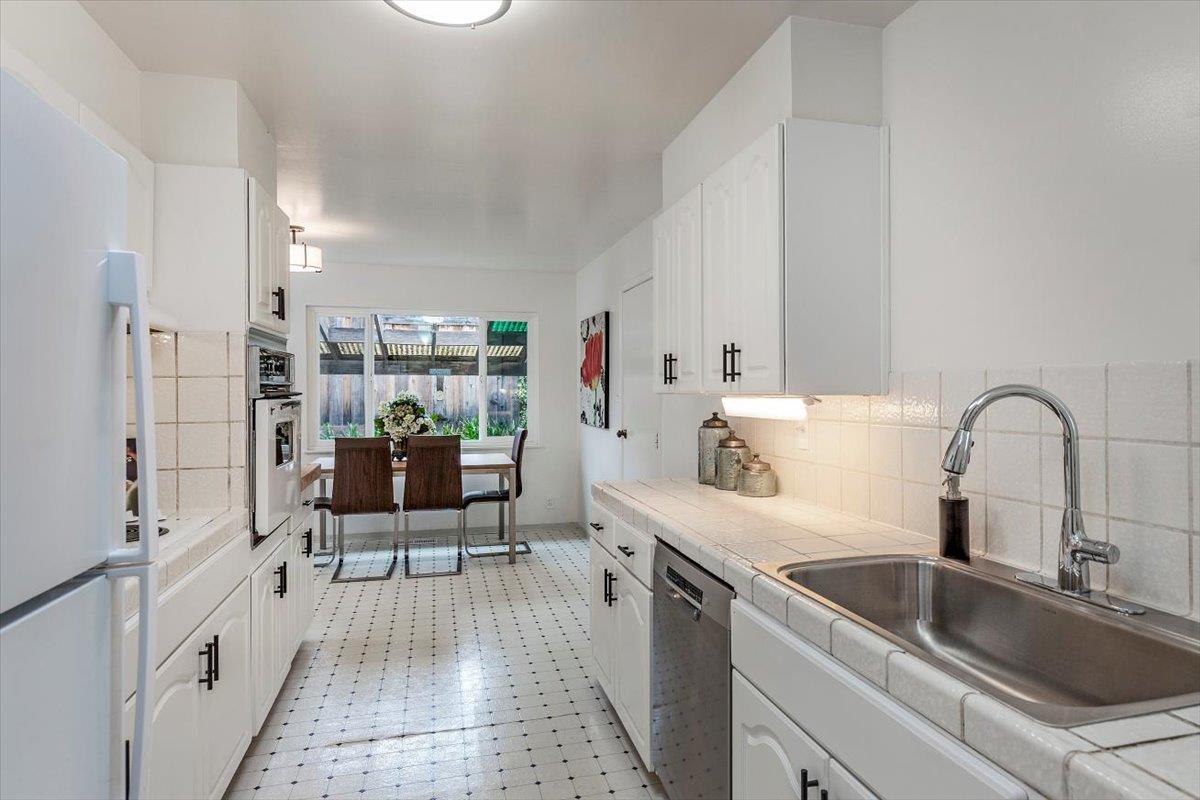 Detail Gallery Image 10 of 25 For 938 Round Hill Rd, Redwood City,  CA 94061 - 3 Beds | 2 Baths