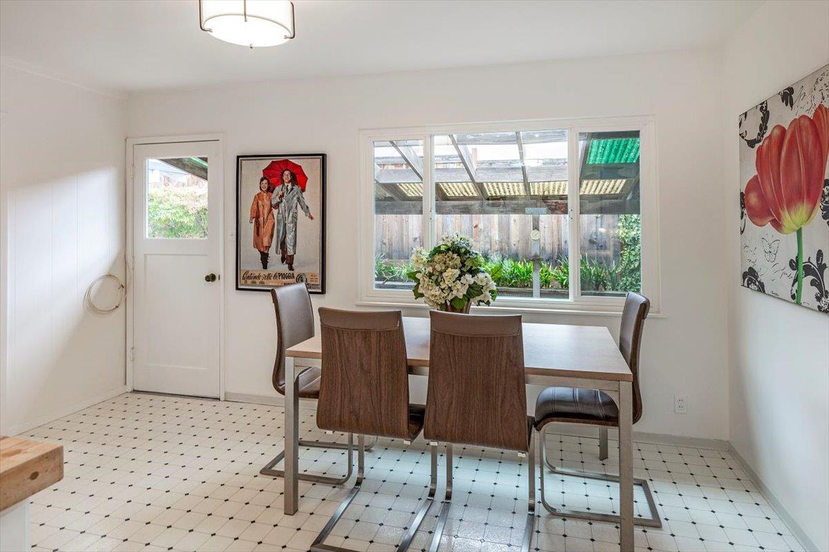 Detail Gallery Image 11 of 25 For 938 Round Hill Rd, Redwood City,  CA 94061 - 3 Beds | 2 Baths