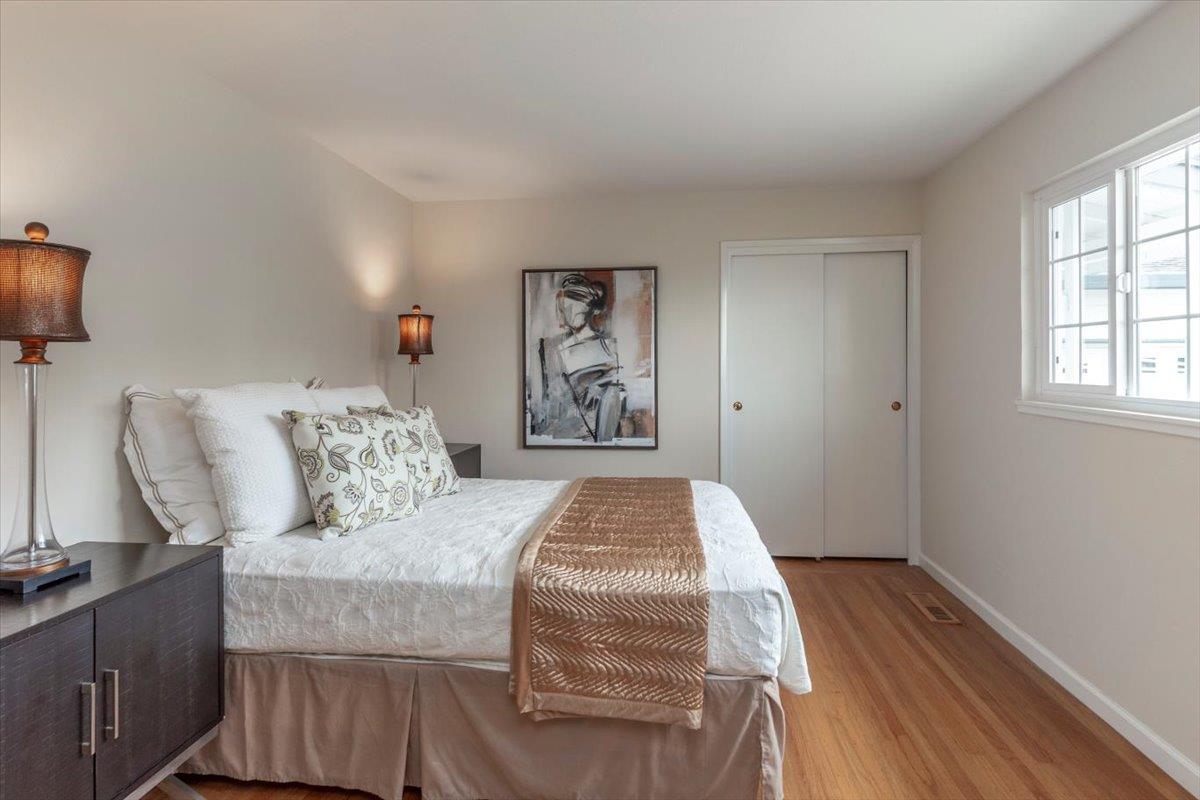 Detail Gallery Image 13 of 25 For 938 Round Hill Rd, Redwood City,  CA 94061 - 3 Beds | 2 Baths