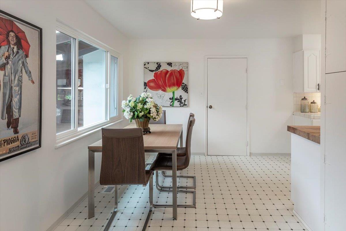 Detail Gallery Image 9 of 25 For 938 Round Hill Rd, Redwood City,  CA 94061 - 3 Beds | 2 Baths