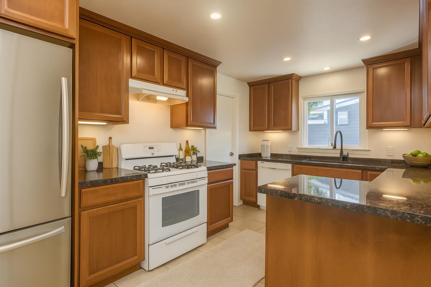 Detail Gallery Image 6 of 18 For 1866 Kehoe Ave, San Mateo,  CA 94401 - 3 Beds | 2 Baths