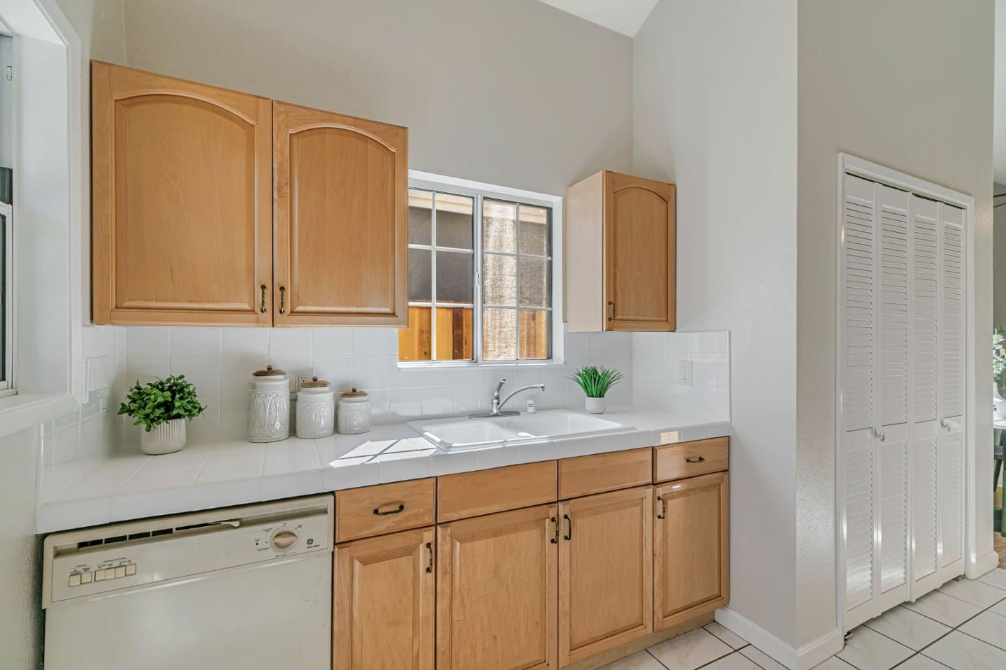 Detail Gallery Image 4 of 21 For 280 College Ave, Mountain View,  CA 94040 - 3 Beds | 2 Baths