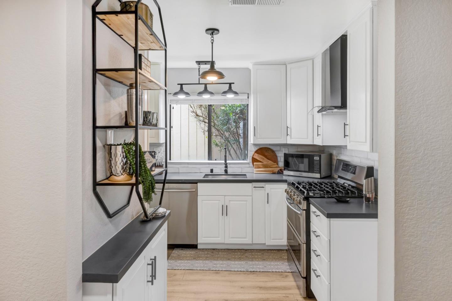 Detail Gallery Image 7 of 28 For 2146 Penasquitas Dr, Aptos,  CA 95003 - 3 Beds | 1/1 Baths