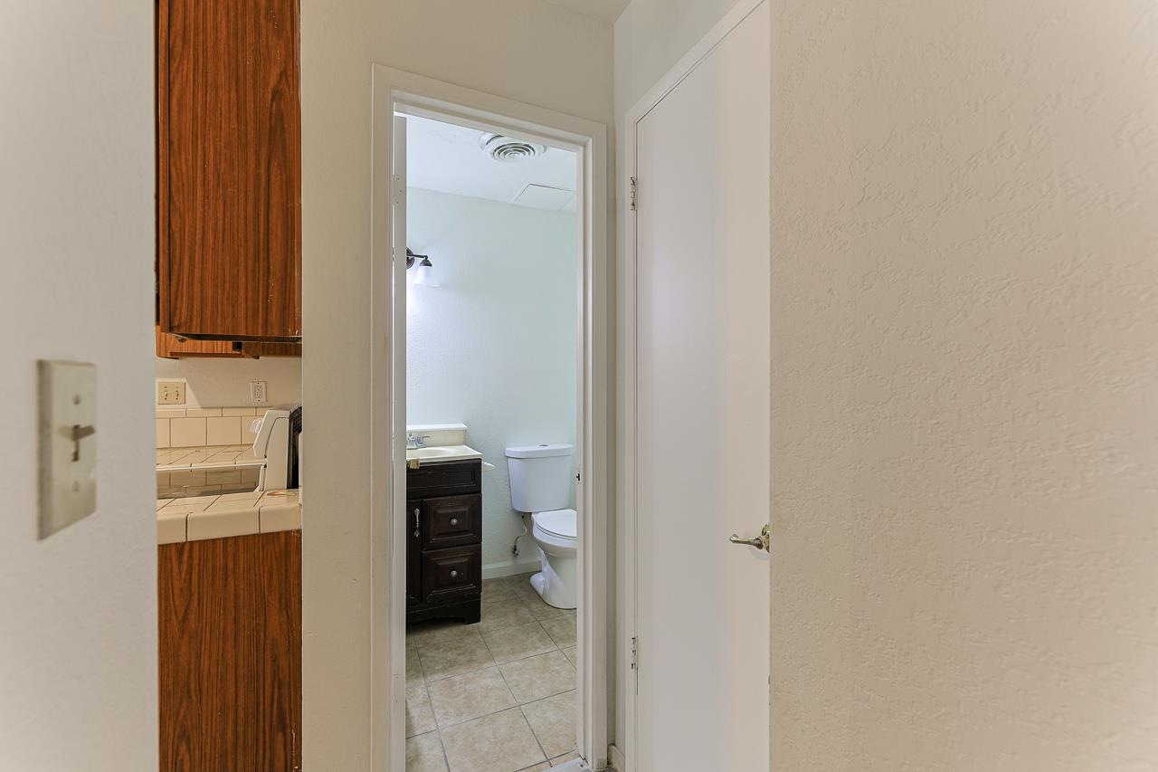 Detail Gallery Image 10 of 13 For 914 Acosta Plaza #91,  Salinas,  CA 93905 - 4 Beds | 1/1 Baths