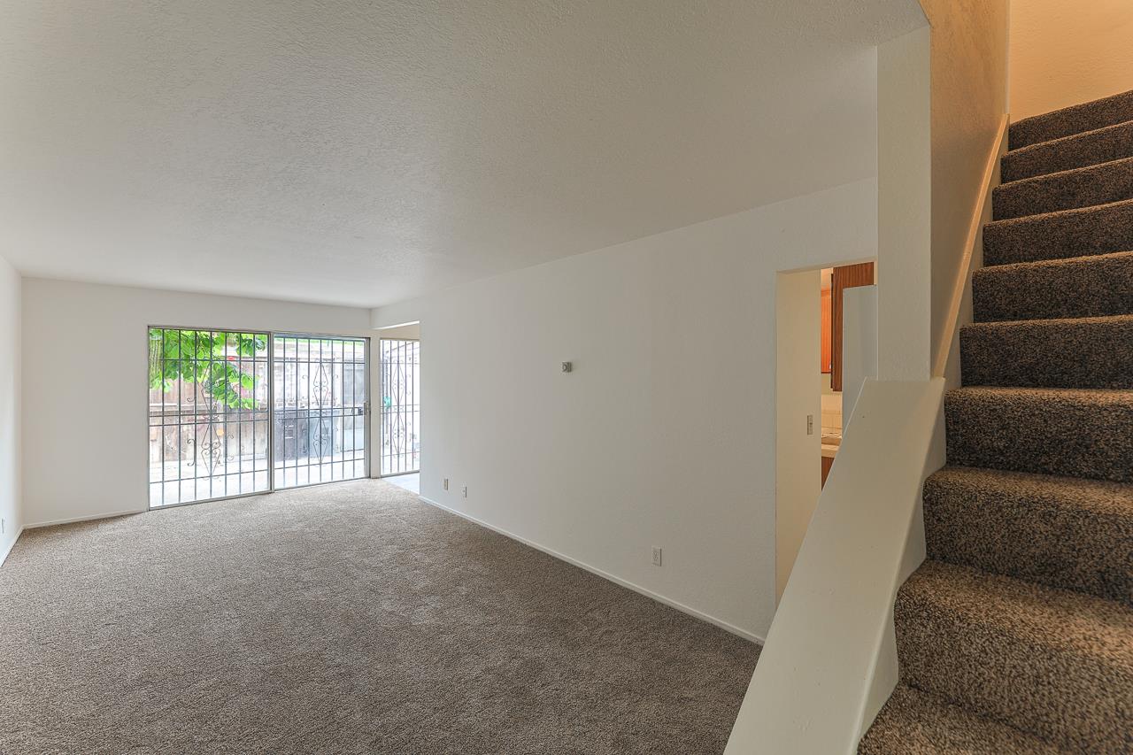 Detail Gallery Image 11 of 13 For 914 Acosta Plaza #91,  Salinas,  CA 93905 - 4 Beds | 1/1 Baths