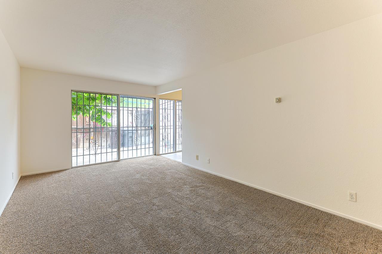 Detail Gallery Image 2 of 13 For 914 Acosta Plaza #91,  Salinas,  CA 93905 - 4 Beds | 1/1 Baths