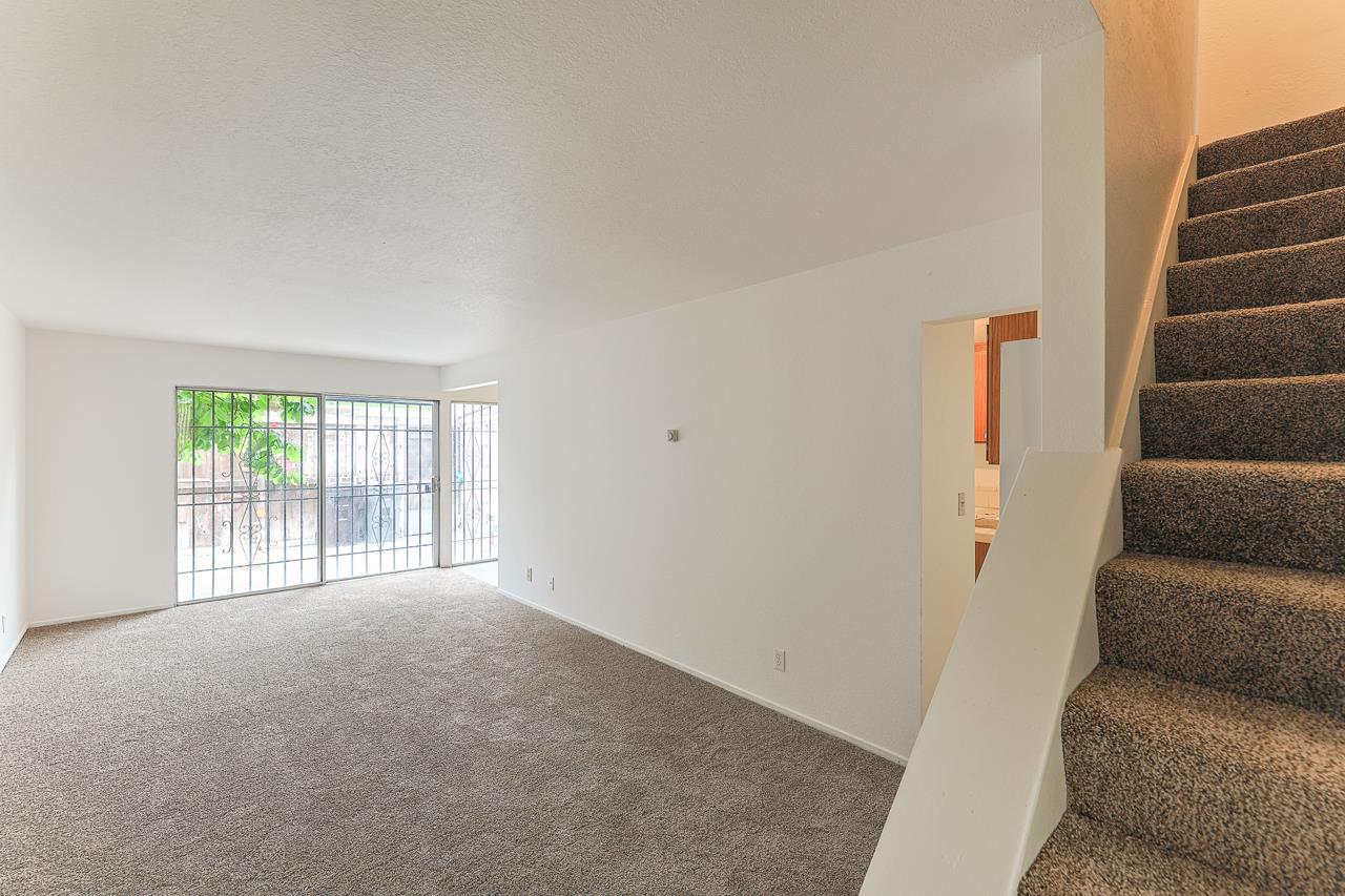 Detail Gallery Image 3 of 13 For 914 Acosta Plaza #91,  Salinas,  CA 93905 - 4 Beds | 1/1 Baths