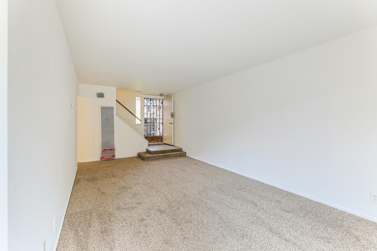 Detail Gallery Image 5 of 13 For 914 Acosta Plaza #91,  Salinas,  CA 93905 - 4 Beds | 1/1 Baths