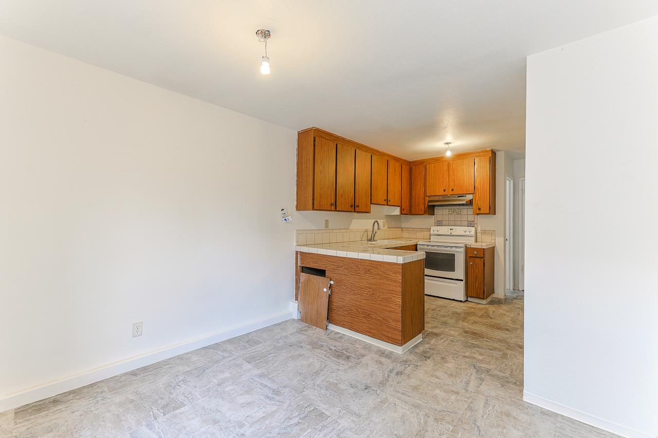 Detail Gallery Image 6 of 13 For 914 Acosta Plaza #91,  Salinas,  CA 93905 - 4 Beds | 1/1 Baths