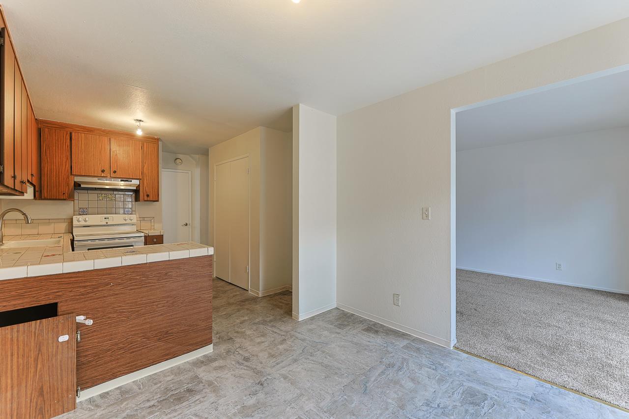 Detail Gallery Image 7 of 13 For 914 Acosta Plaza #91,  Salinas,  CA 93905 - 4 Beds | 1/1 Baths