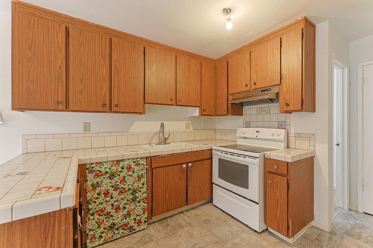 Detail Gallery Image 9 of 13 For 914 Acosta Plaza #91,  Salinas,  CA 93905 - 4 Beds | 1/1 Baths