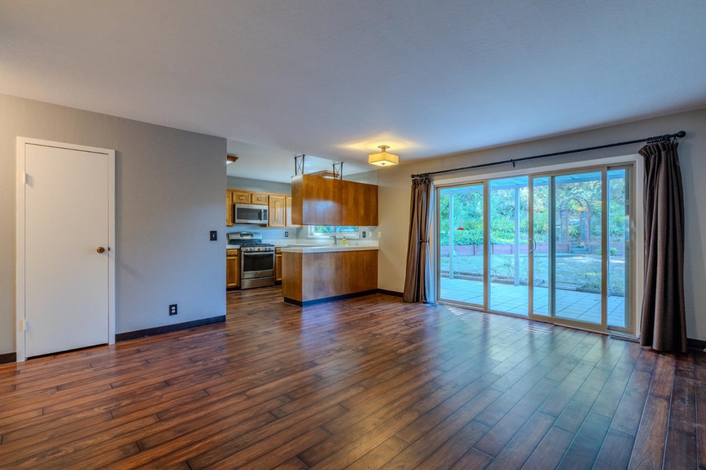 Detail Gallery Image 10 of 26 For 985 Big Bend Dr, Pacifica,  CA 94044 - 4 Beds | 2/1 Baths