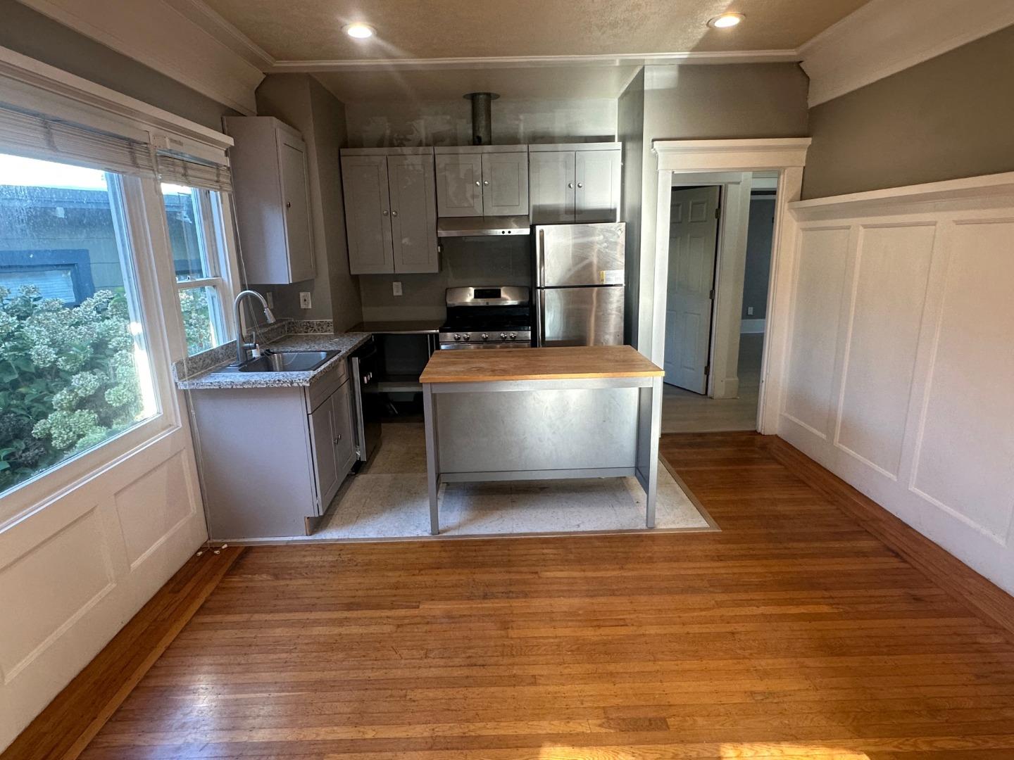 Detail Gallery Image 3 of 7 For 5480 Vicente Way, Oakland,  CA 94609 - 3 Beds | 1/1 Baths