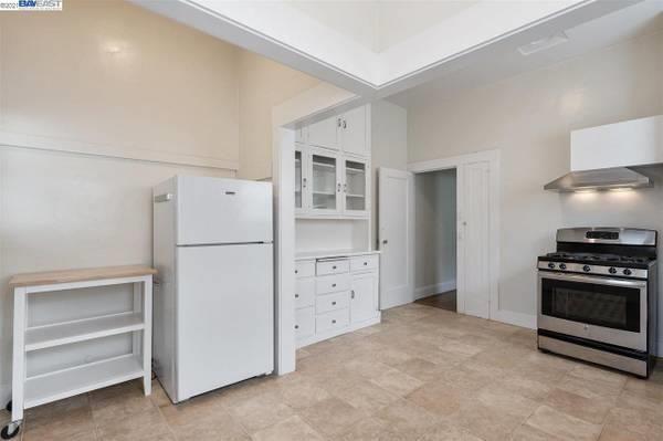 Detail Gallery Image 3 of 7 For 5484 Vicente Way, Oakland,  CA 94609 - 2 Beds | 1 Baths