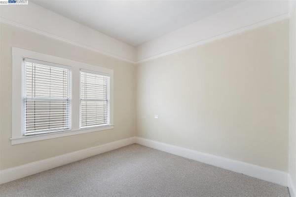 Detail Gallery Image 4 of 7 For 5484 Vicente Way, Oakland,  CA 94609 - 2 Beds | 1 Baths